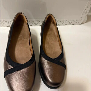 Clarks' dark gold metallic shoe in new condition